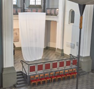 Installation "Ein Guter Geist" im Altarraum der St. Thomas Kirch Berlin Kreuzberg